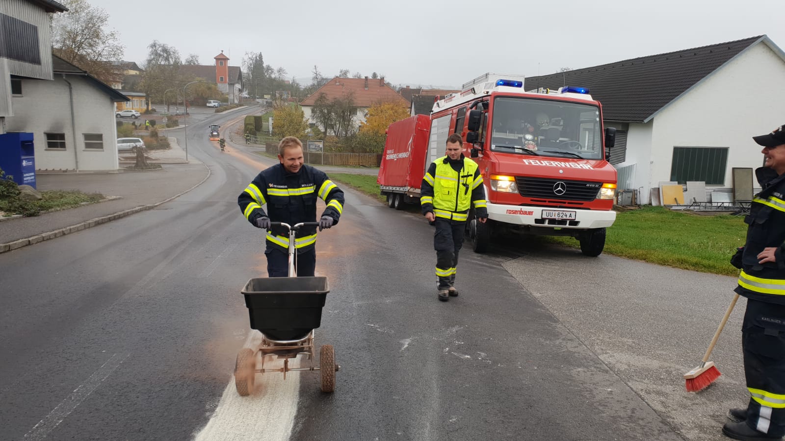 06.11.2019 - EINSATZ: Vier Kilometer lange Ölspur quer durch Engerwitzdorf