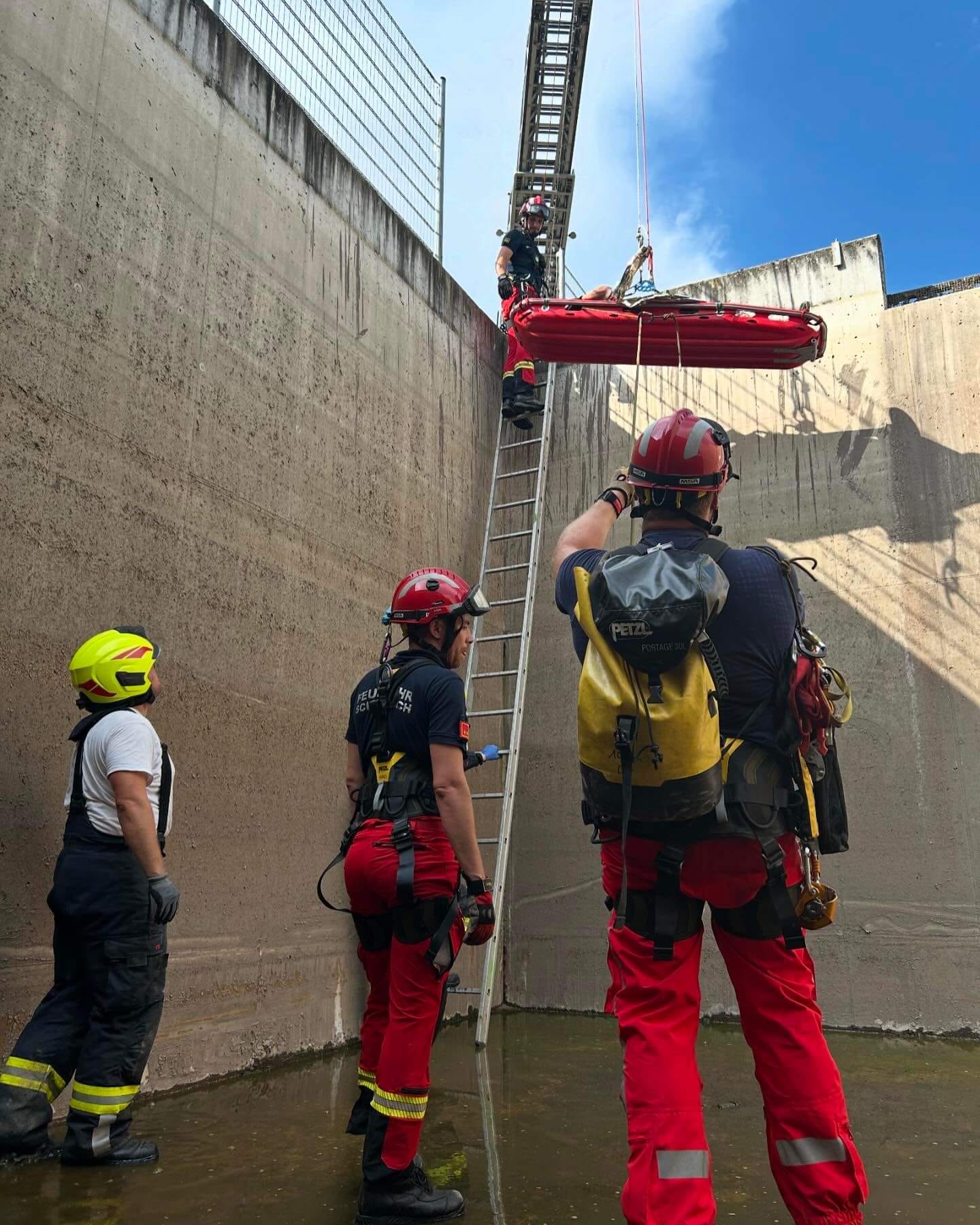 29.08.2024: EINSATZ: Person in sieben Meter tiefes Becken gestürzt