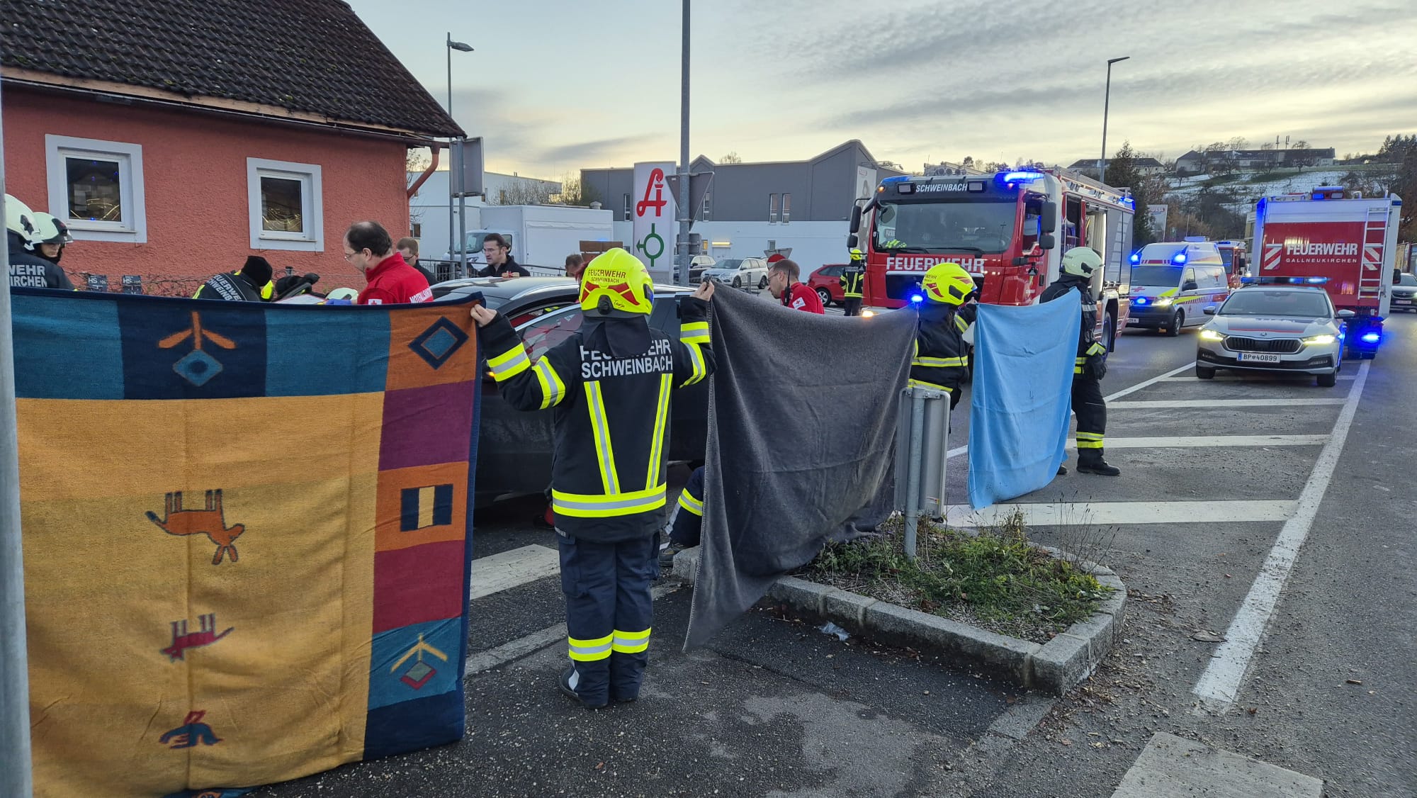 23.11.2024 - EINSATZ: Knifflige Rettungsaktion: Kind mit Finger in Beifahrersitz eingeklemmt