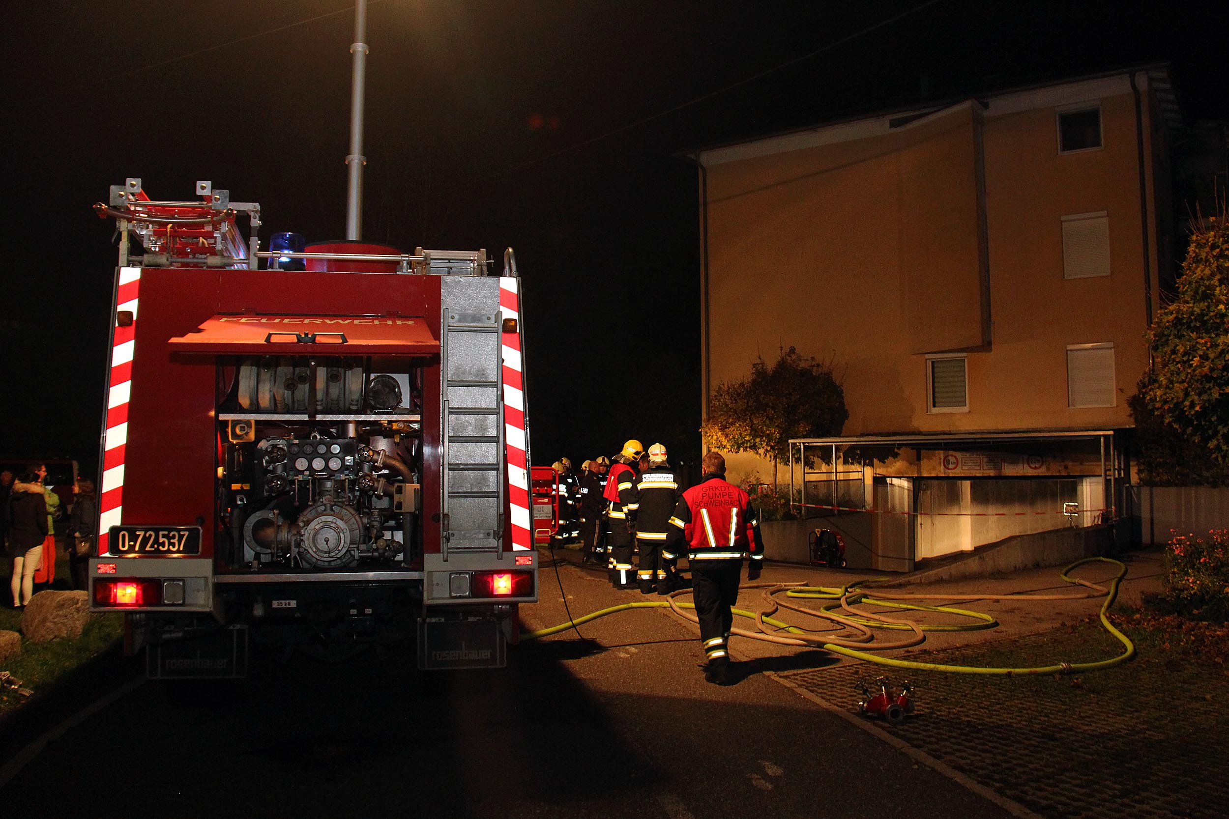 28.10.2016 - EINSATZ: Autobrand in Tiefgarage. Mehrparteienhaus evakuiert