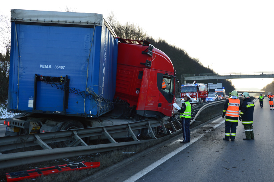 3.02.2014 - EINSATZ: LKW Unfall auf der A7