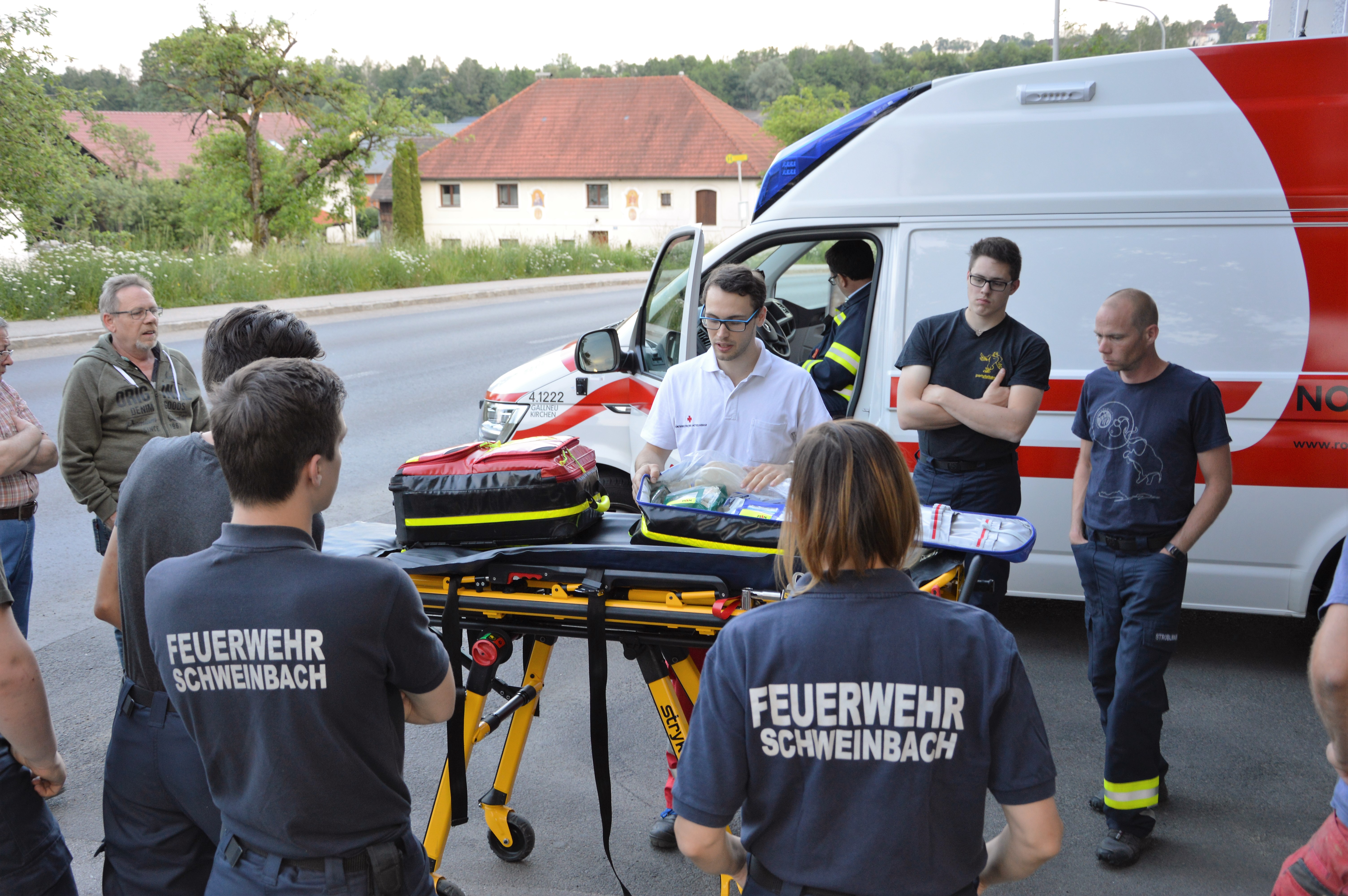 Juni 2018 - Rettungsauto trifft Feuerwehr